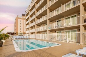 Indoor pool, seasonal outdoor pool, sun loungers - Quality Inn Ocean City Beachfront (Ocean City)