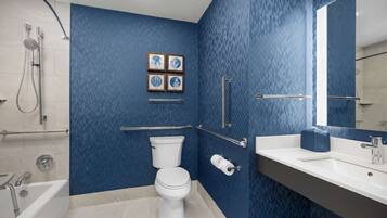 Tina con regadera, amenidades de baño ecológicas, secadora de cabello