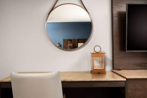 Habitación, 1 cama King size | Escritorio, espacio para trabajar con laptop y insonorización