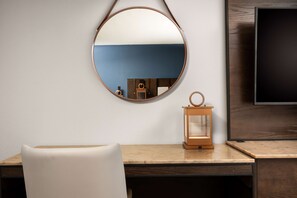 客房, 1 張特大雙人床 | 書桌、筆電工作空間、隔音、熨斗/熨衣板