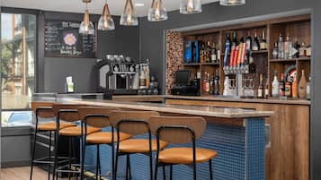 Serverer frokost, middag og happy hour