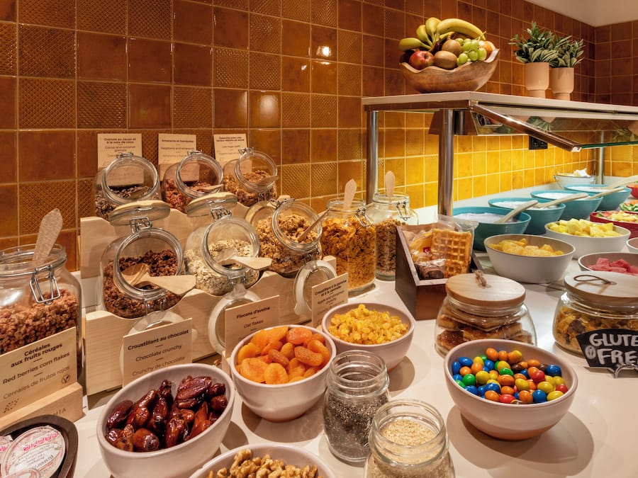 Sarapan bufet setiap hari (EUR 22 seorang)