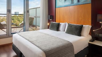 迷你吧、客房内保险箱、办公桌、隔音