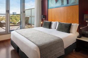 迷你吧、客房內保險箱、書桌、隔音