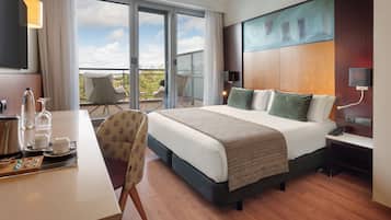 Minibar, safe på rommet, skrivebord og lydisolert