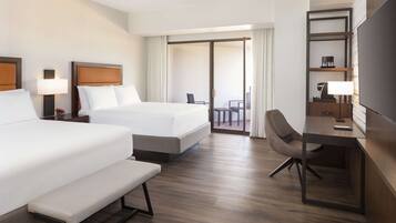 Huone, 2 keskisuurta parisänkyä, parveke | Ylelliset vuodevaatteet, tallelokero huoneessa, työpöytä