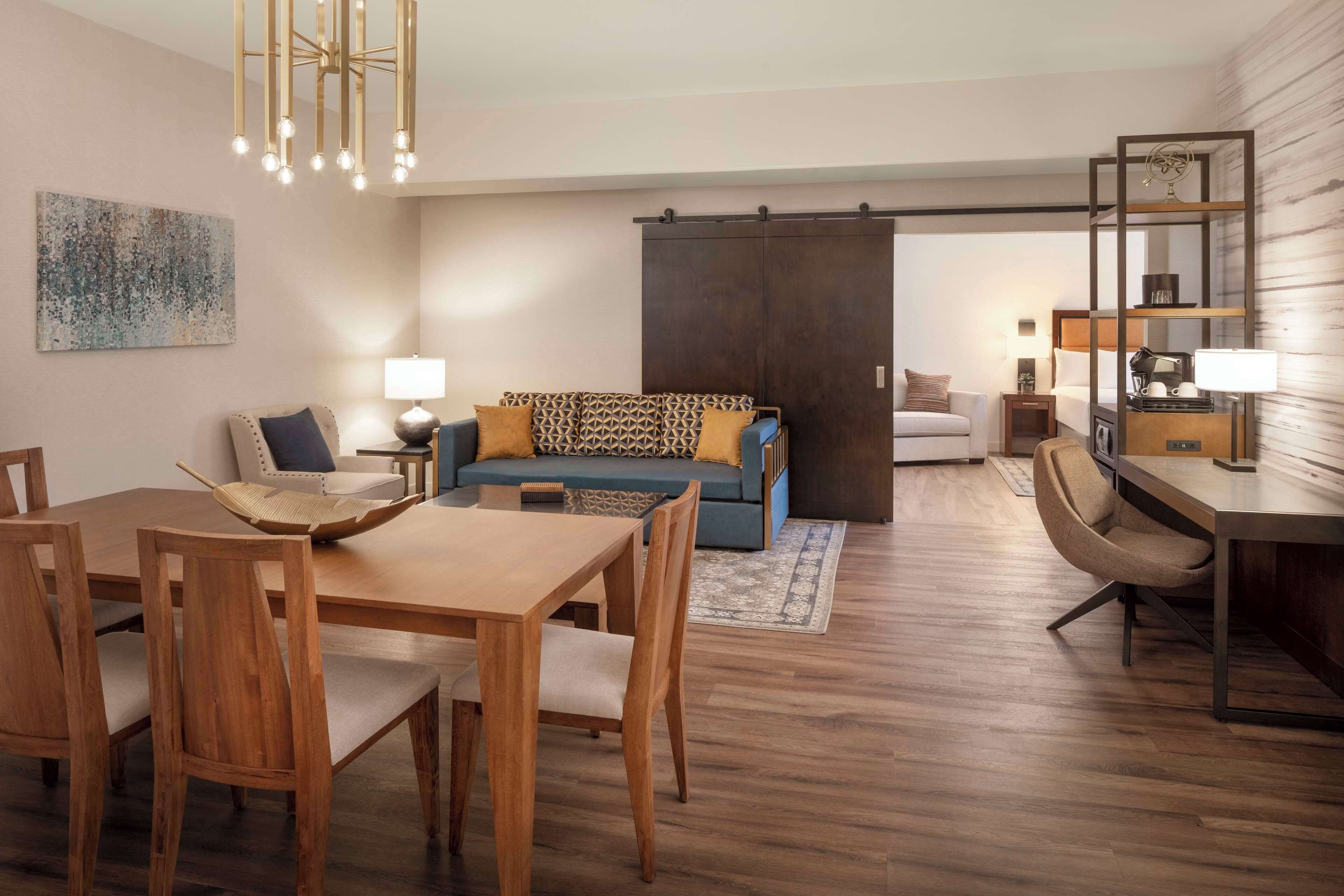 Suite, 1 King-Bett (Parlor) | Hochwertige Bettwaren, Zimmersafe, Schreibtisch