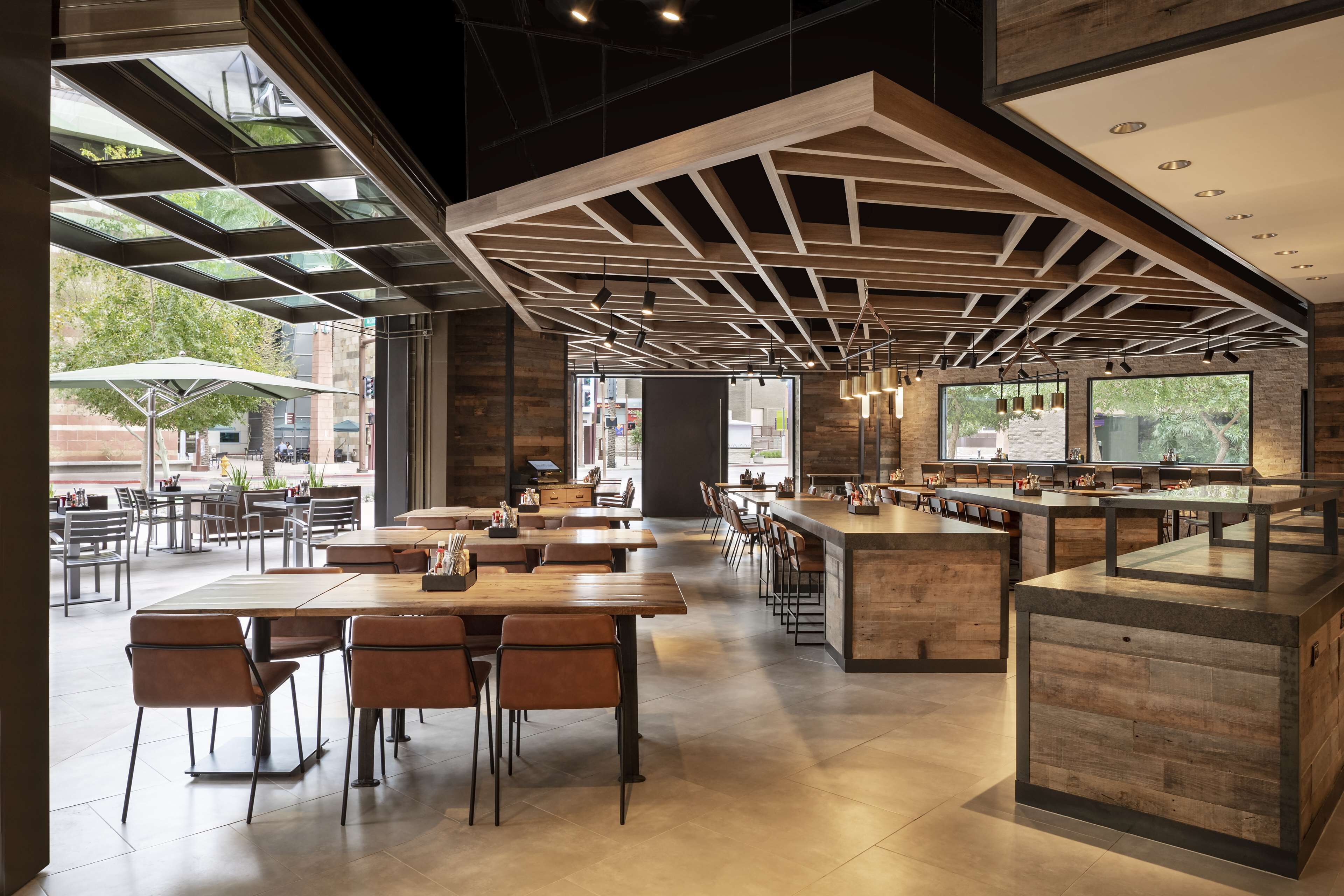 2 restaurants, breakfast, lunch, dinner served; American cuisine 