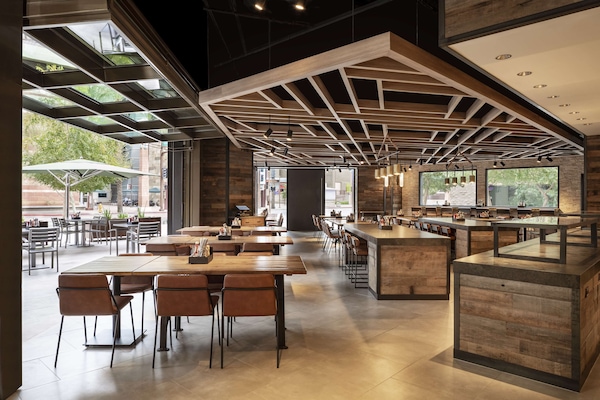 2 restaurants, breakfast, lunch, dinner served; American cuisine