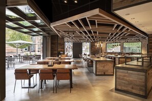 3 restaurants; breakfast, lunch and dinner served  - Hyatt Regency Phoenix (Phoenix)