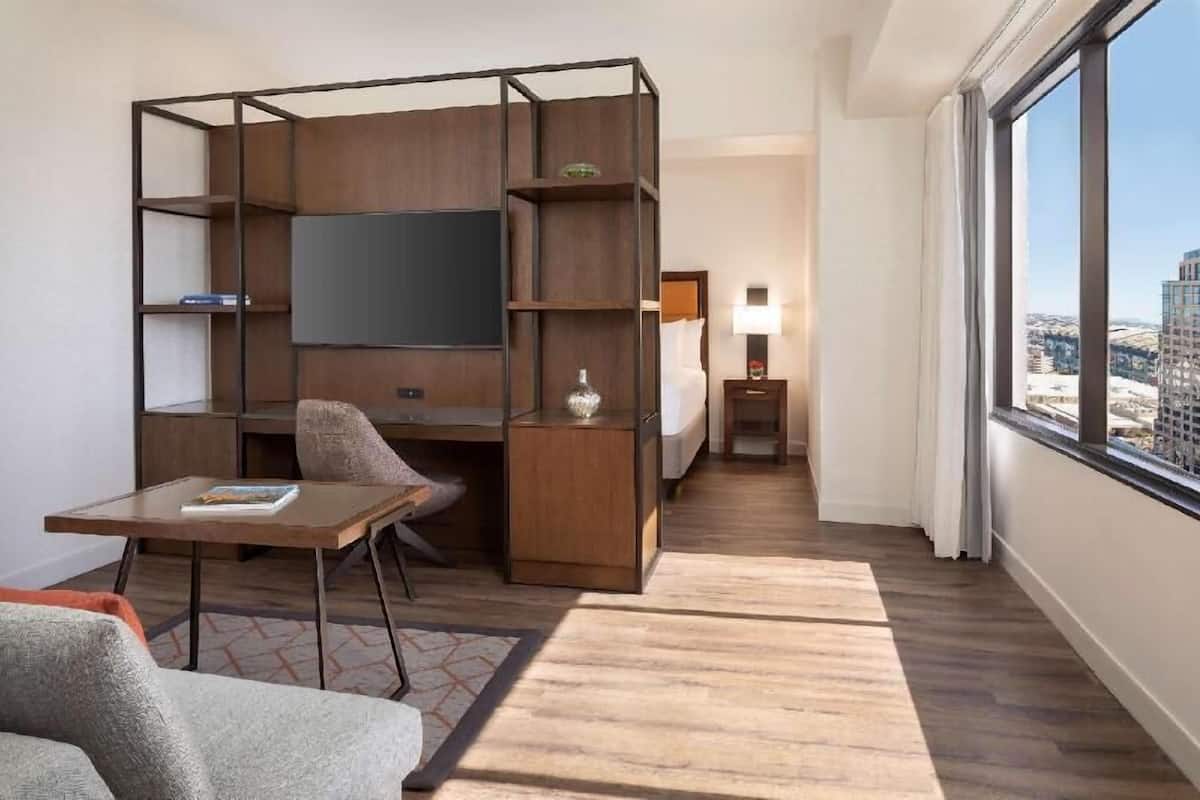 Literie de qualité, coffre-fort, bureau