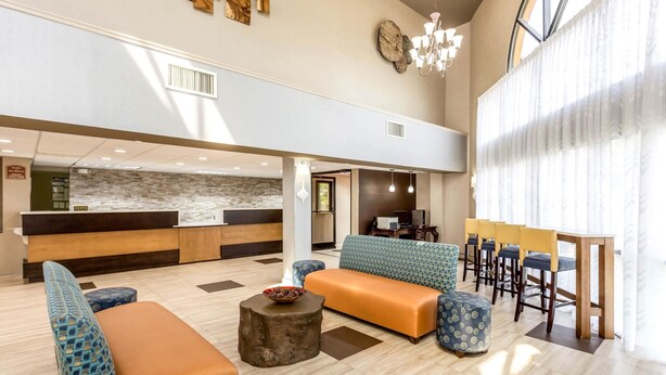 Un'ampia hall con reception, zona salotto e un bar.