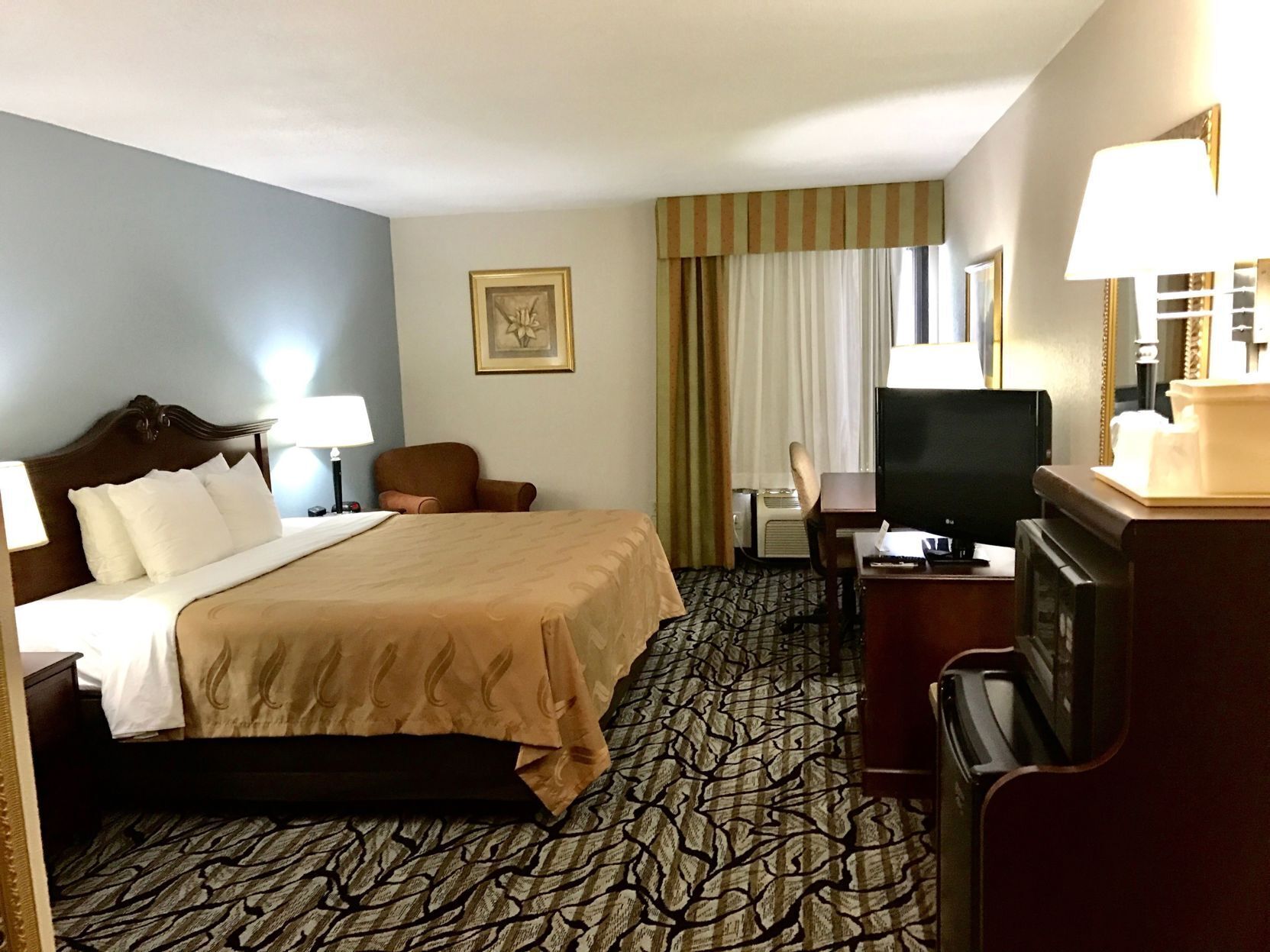 أغطية فراش متميزة ومكتب ومساحة عمل للكمبيوتر المحمول وستائر تعتيم