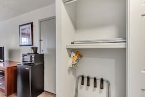 Standard Room, 2 Queen Beds, Non Smoking | 1 bedroom, Egyptian cotton sheets, premium bedding, down comforters