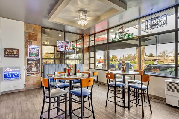 2 restaurants, American cuisine