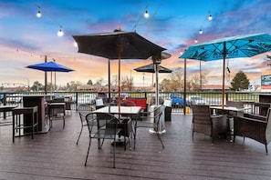 2 restaurants, American cuisine