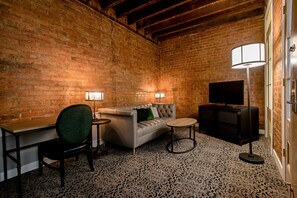 Suite, 1 King Bed, Courtyard View