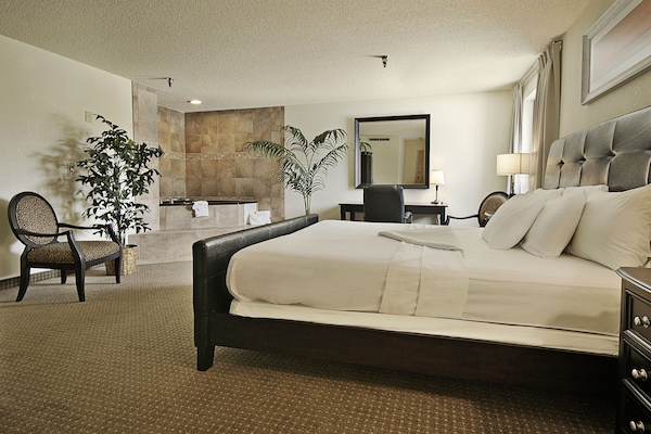Suite, 1 King Bed, Non Smoking, Jetted Tub | Desk, iron/ironing board (on request), WiFi (free)