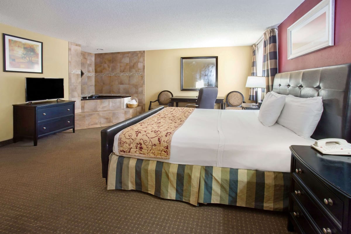 Suite, 1 King Bed, Non Smoking, Jetted Tub | Individually decorated, individually furnished, desk, iron/ironing board