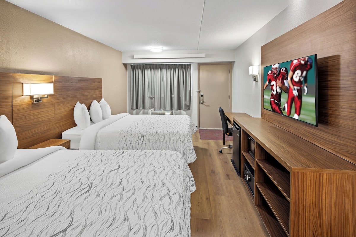 Habitació Deluxe, 2 llits de matrimoni (Smoke Free) | Matalassos amb encoixinament addicional i caixa forta a l'habitació