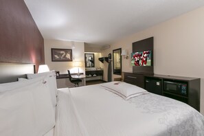 ห้องพรีเมียม, เตียงคิงไซส์ 1 เตียง (Upgraded Bedding & Snack, Smoke Free) | เตียงพร้อมฟูกเสริมที่นอน, ตู้นิรภัยในห้องพัก, โต๊ะทำงาน