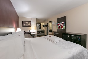 ห้องพรีเมียม, เตียงคิงไซส์ 1 เตียง (Upgraded Bedding & Snack, Smoke Free) | เตียงพร้อมฟูกเสริมที่นอน, ตู้นิรภัยในห้องพัก, โต๊ะทำงาน