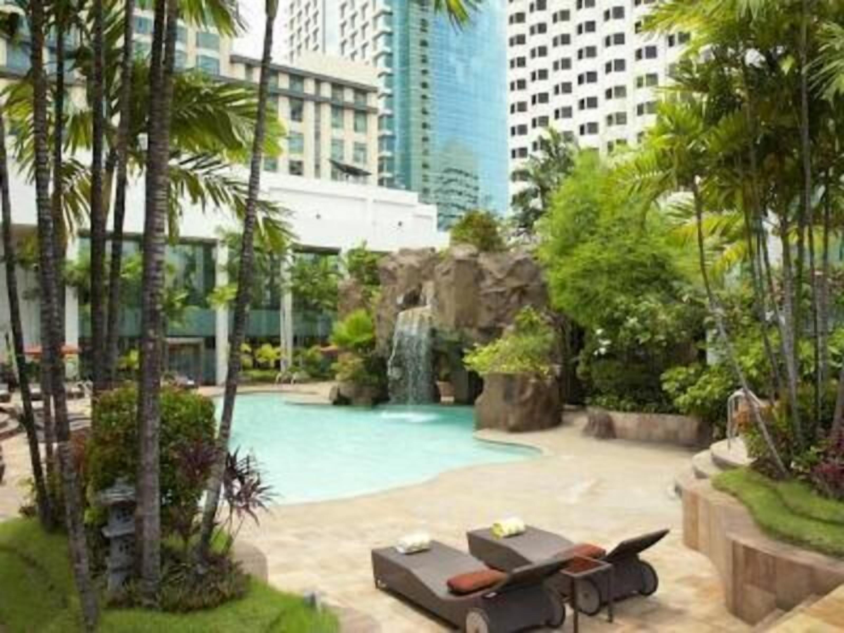 Pool | Außenpool, Sonnenschirme, Liegestühle