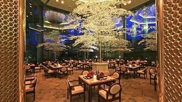 2 restaurants; breakfast, lunch, and dinner served