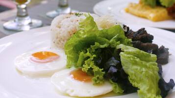 Petit déjeuner complet (1580 PHP par personne)