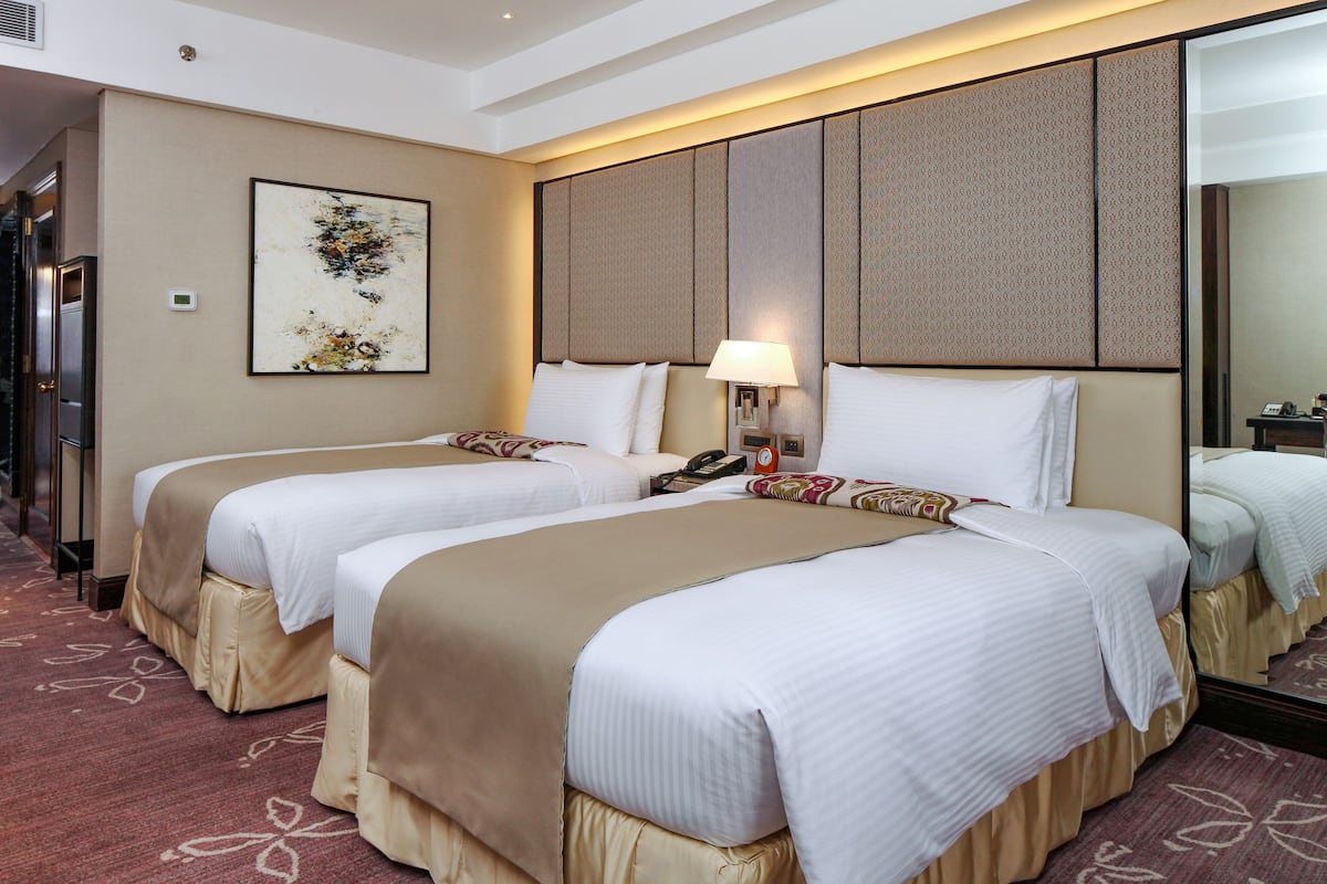 Premier Twin Room, Non Smoking | Premium bedding, minibar, in-room safe, laptop workspace