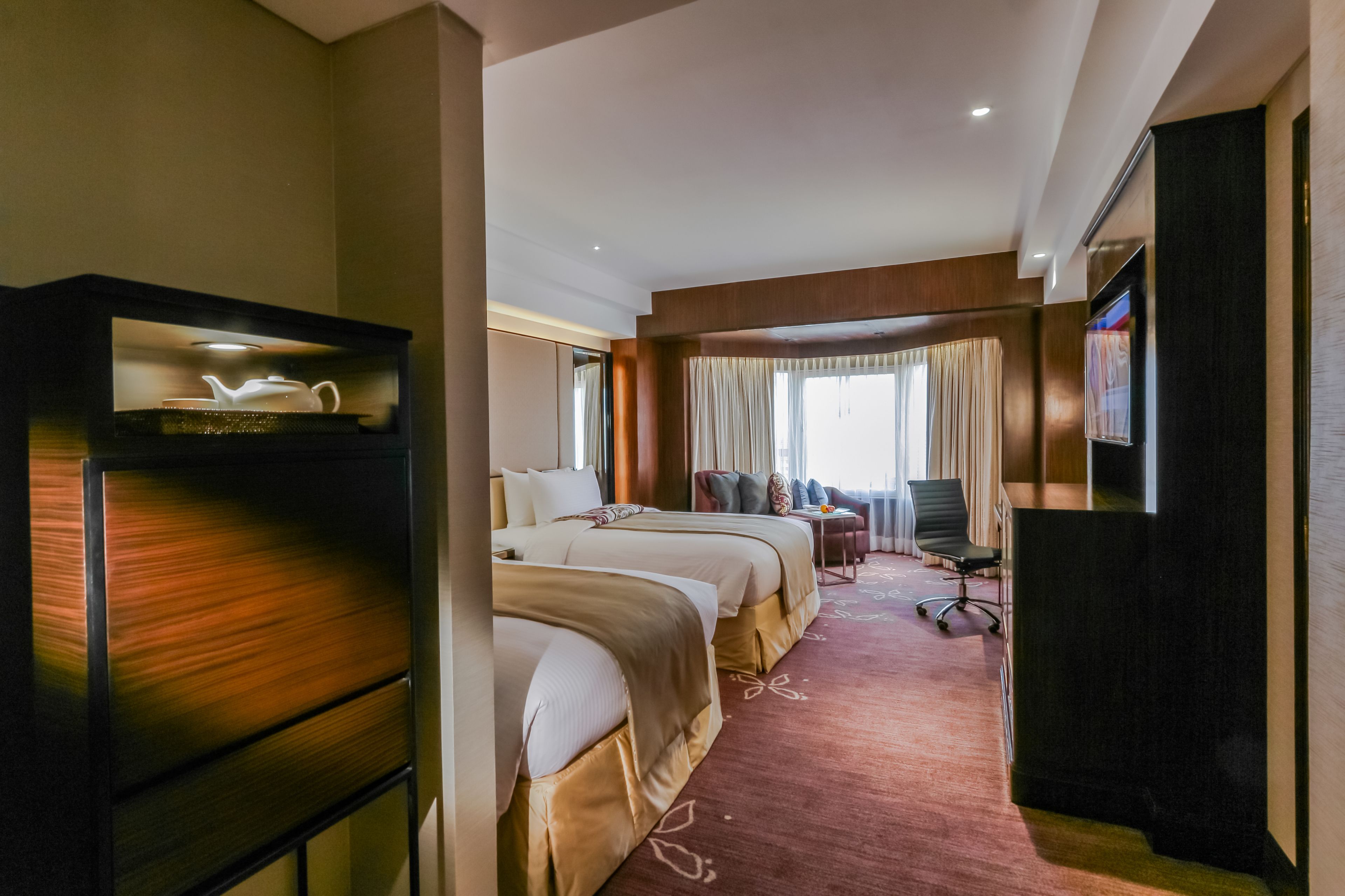premier twin room, non smoking | 1 bedroom, premium bedding, minibar, in-room safe