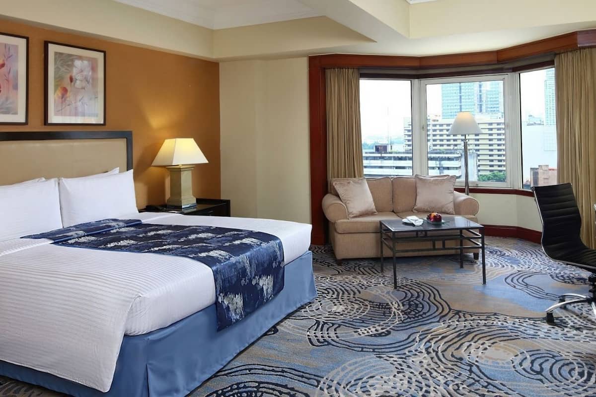 Deluxe Regency Non-smoking | Premium bedding, minibar, in-room safe, laptop workspace