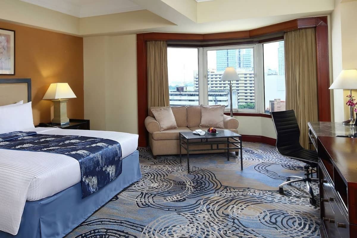 Deluxe Regency Non-smoking | 1 bedroom, premium bedding, minibar, in-room safe