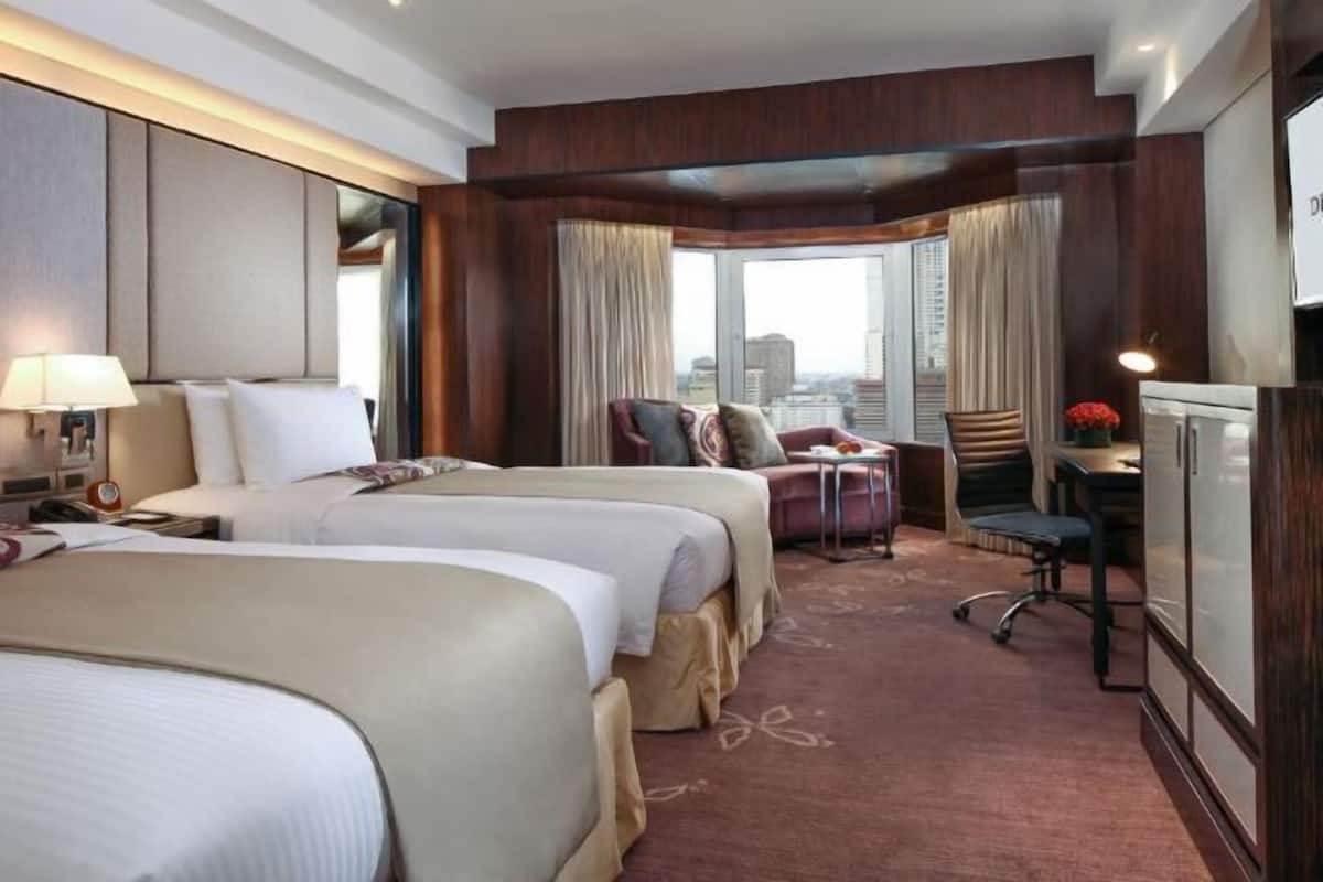 Premium bedding, minibar, in-room safe, laptop workspace