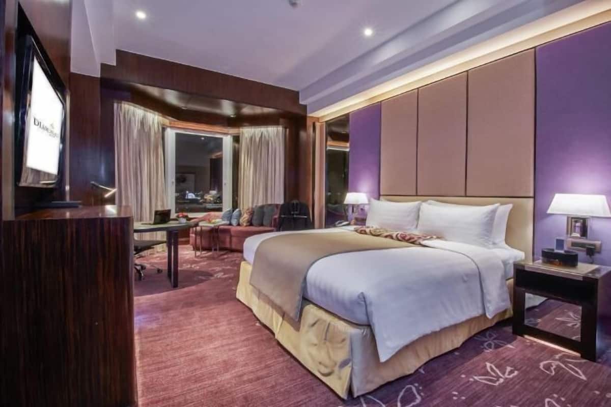 أغطية فراش متميزة وميني بار وخزنة داخل الغرفة