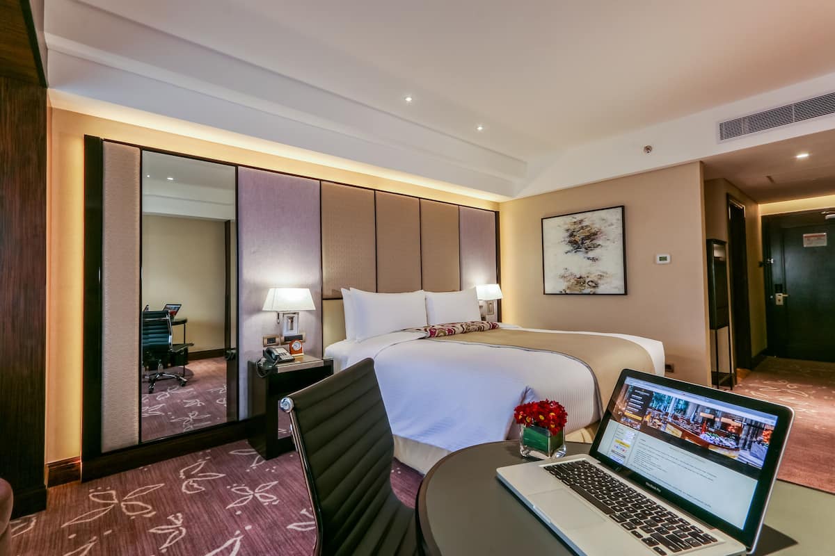 Premium bedding, minibar, in-room safe, laptop workspace