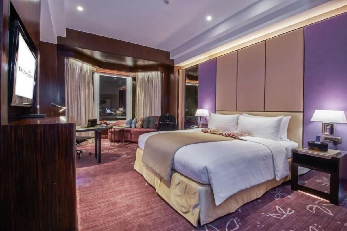 Premium bedding, minibar, in-room safe, laptop workspace