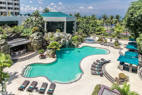 室外游泳池,池畔遮阳伞,日光浴躺椅