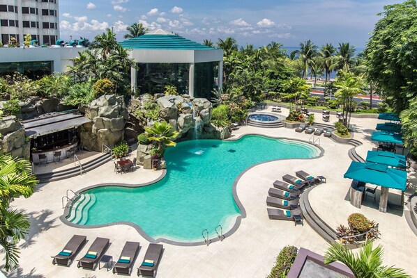 Outdoor pool, pool umbrellas, pool loungers - Diamond Hotel Philippines (Manila)
