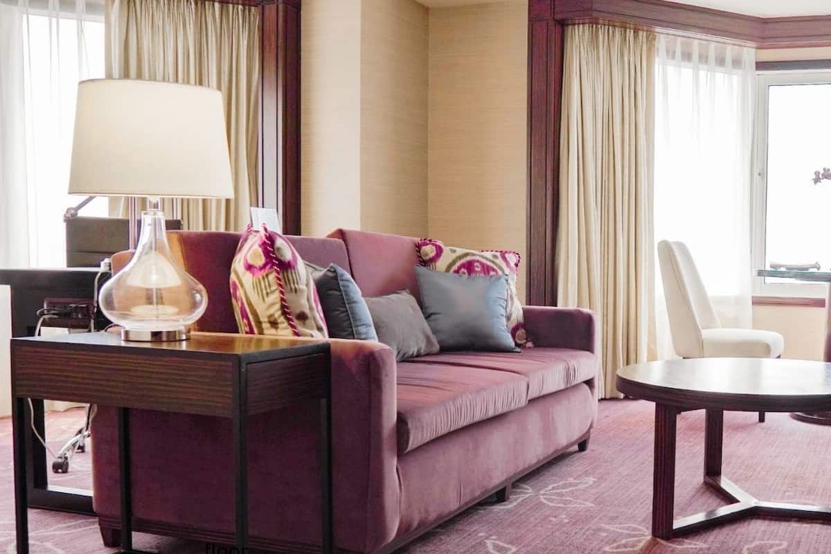 Executive Suite, Non Smoking | 1 bedroom, premium bedding, minibar, in-room safe