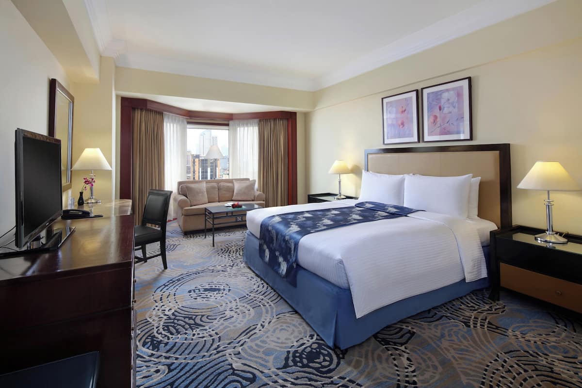 Deluxe King Non-smoking | Premium bedding, minibar, in-room safe, laptop workspace