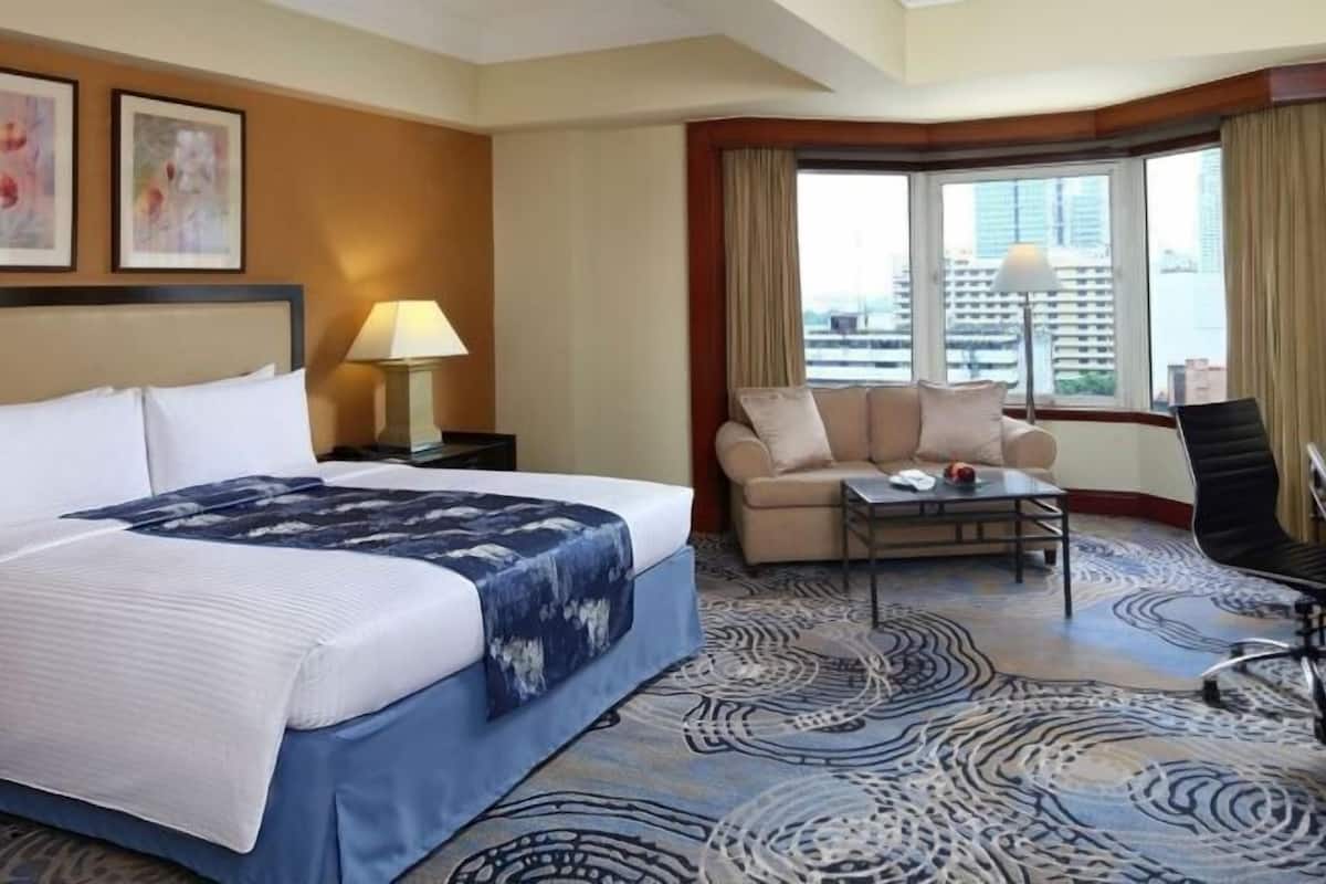 Premium bedding, minibar, in-room safe, laptop workspace