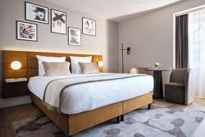 Ropa de cama hipoalergénica, caja fuerte, escritorio