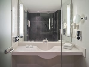 Combined shower/bathtub, eco-friendly toiletries, hair dryer, towels