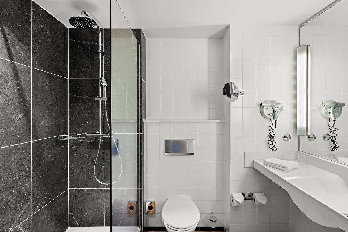 combined shower/bathtub, eco-friendly toiletries, hair dryer, towels