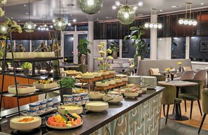Daily buffet breakfast (EUR 19 per person) - Leonardo Hotel Mainz (Mainz)