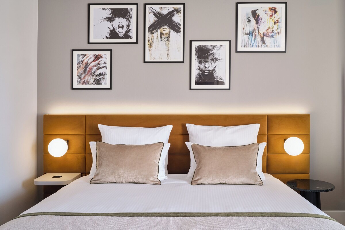 Hypo-allergenic bedding, in-room safe, desk, laptop workspace