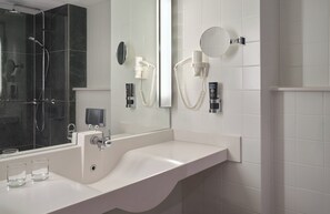 Combined shower/tub, eco-friendly toiletries, hair dryer, towels