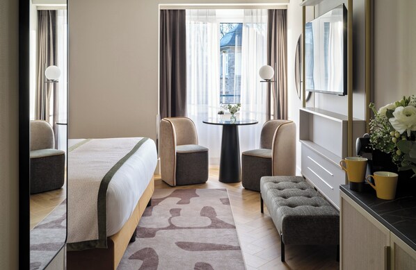 Hypo-allergenic bedding, in-room safe, desk, laptop workspace