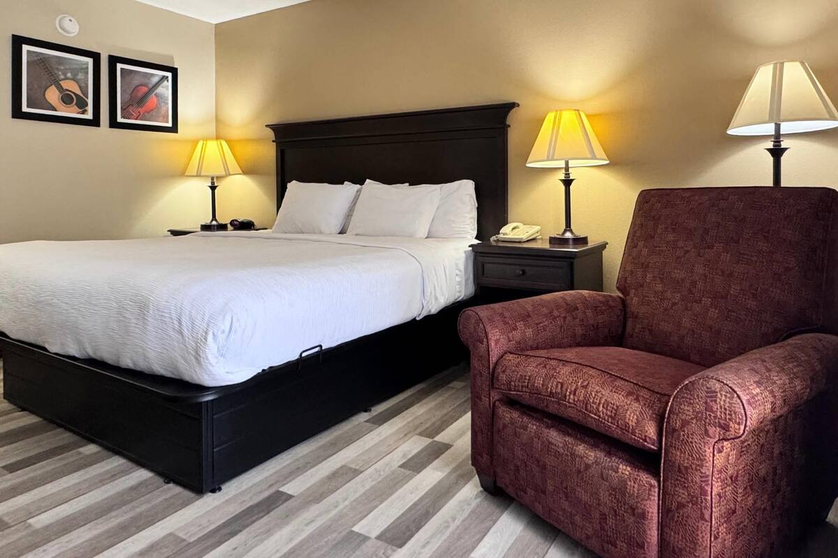 Premium bedding, desk, iron/ironing board, free cots/infant beds